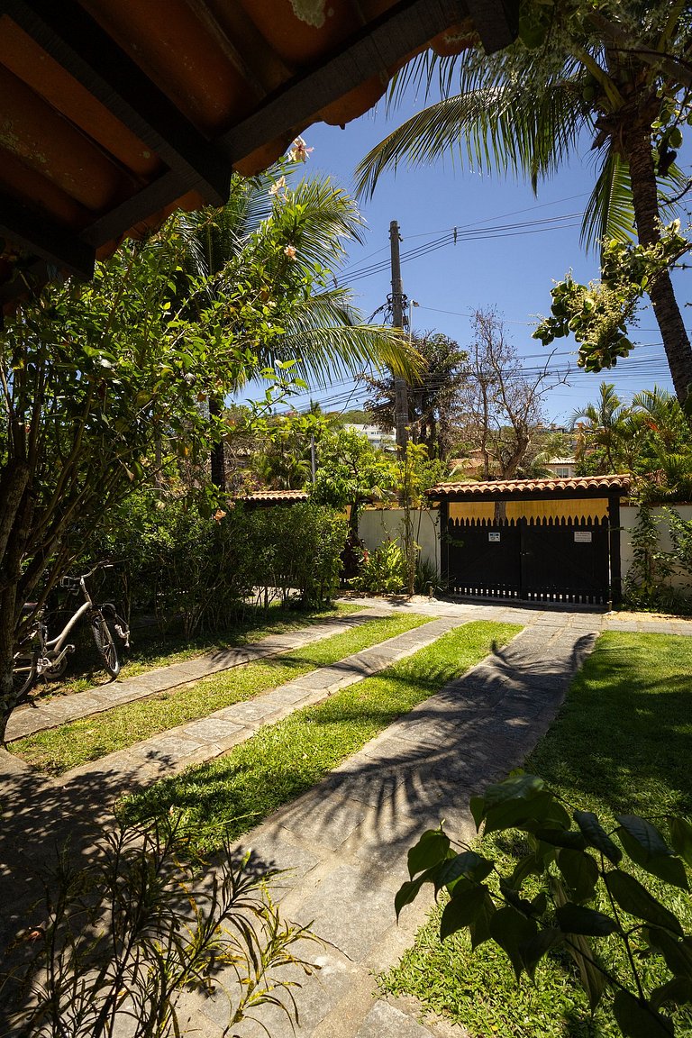 Casa 100m Geriba e 400m Ferradurinha com Piscina