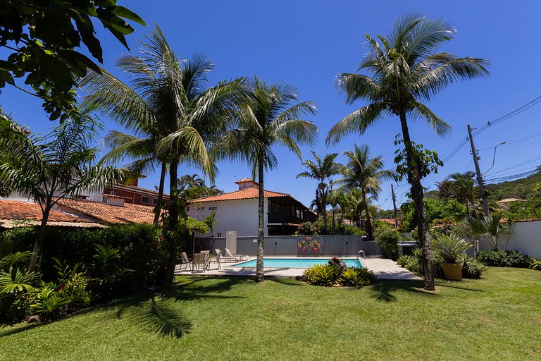 Casa 100m Geriba e 400m Ferradurinha com Piscina